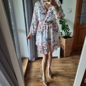 Sukienka w kwiaty krótka